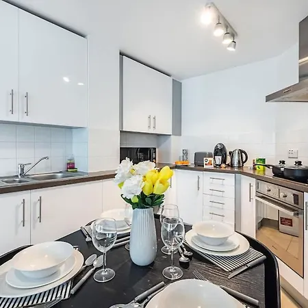 Zone 1 , 2 Bed Apt , Tube Station 2 Mins Walk , Ideal For Leisure , Families , Contractors Stays , Weekly Offers , Sleeps 4